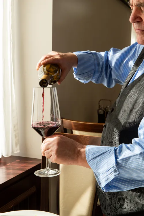 Rotwein wird eingeschenkt im Restaurant Grotto Reale Zürich
