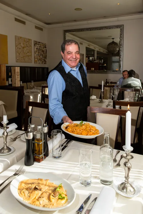 Arlindo serviert Pasta im Restaurant Grotto Reale Zürich