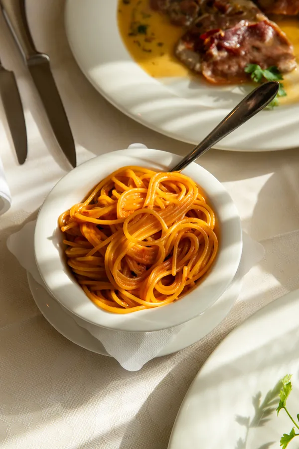 Spaghetti Grotto mit Kalbfleisch und Steinpilzen — Restaurant Grotto Reale Zürich