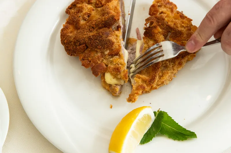 Kalbs-Cordon-Bleu aufgeschnitten im Restaurant Grotto Reale Zürich