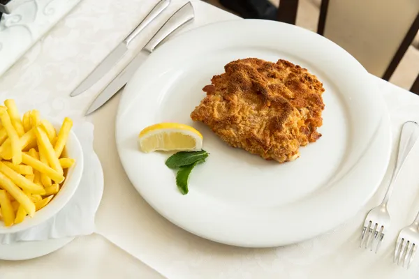 Kalbs-Cordon-Bleu mit Pommes frites — Restaurant Grotto Reale Zürich
