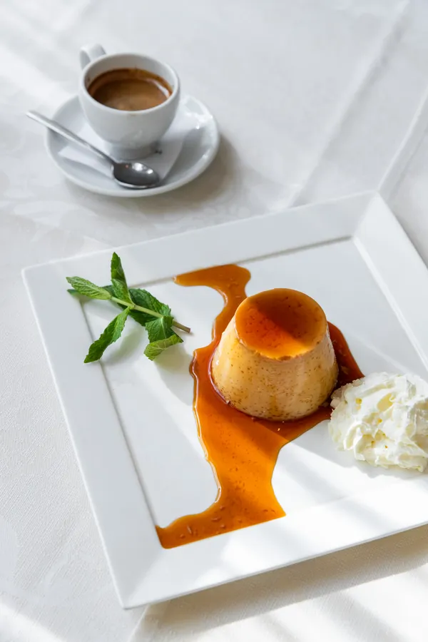Hausgemachtes Caramelköpfli mit Espresso — Restaurant Grotto Reale Zürich