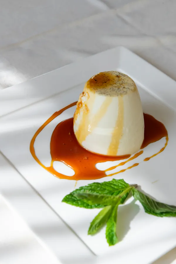 Hausgemachte Panna Cotta mit Caramelsauce — Restaurant Grotto Reale Zürich