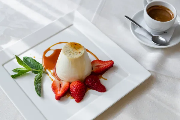 Hausgemachte Panna Cotta mit Erdbeeren — Restaurant Grotto Reale Zürich