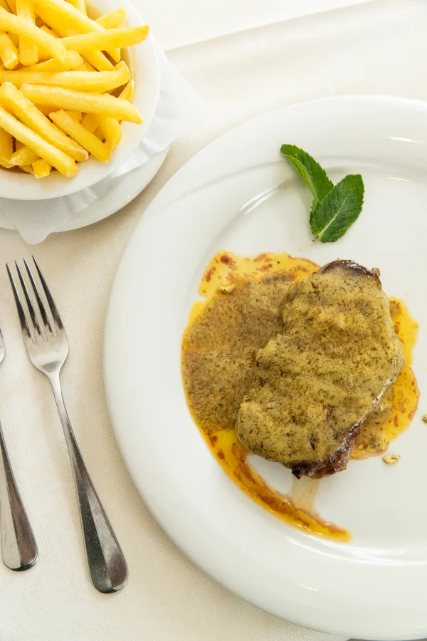 Entrecôte mit Café de Paris von oben — Restaurant Grotto Reale Zürich
