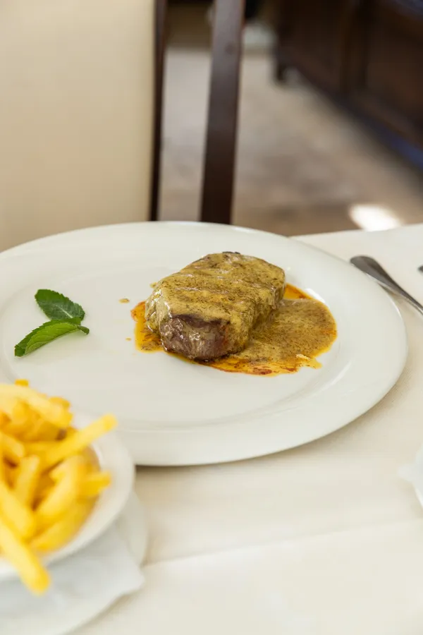 Entrecôte mit Café de Paris im Grotto Reale Zürich