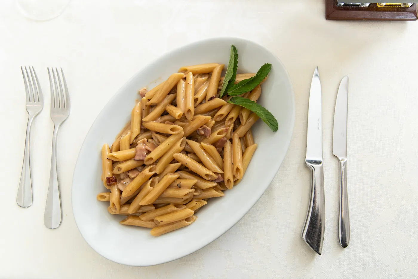 Penne Daniella mit Trüffel und Speck — handgemachte Pasta im Restaurant Grotto Reale Zürich