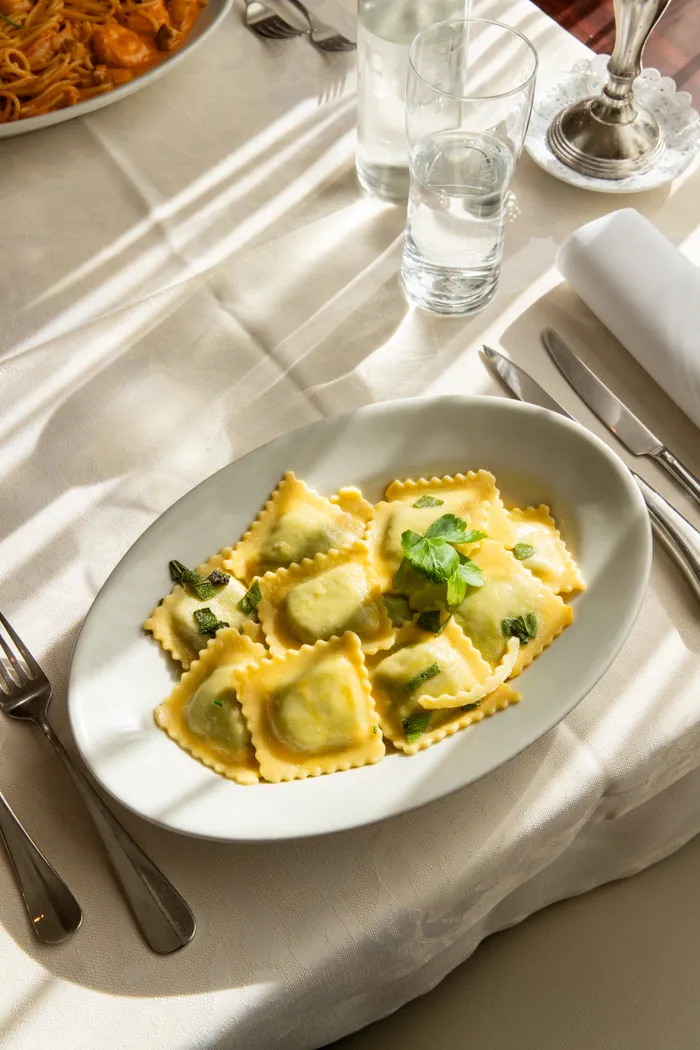 Handgemachte Ravioli in Butter Salbei — Restaurant Grotto Reale Zürich