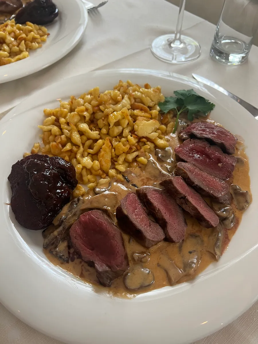 Hirsch Entrecôte mit gemischten Pilzen, Rahmsauce, Spätzli und Zwetschge — Restaurant Grotto Reale Zürich