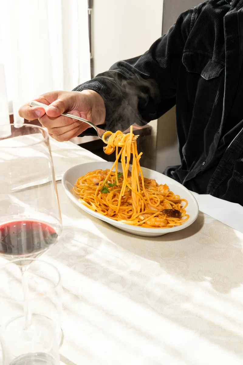 Gast geniesst Pasta im Restaurant Grotto Reale Zürich Wiedikon