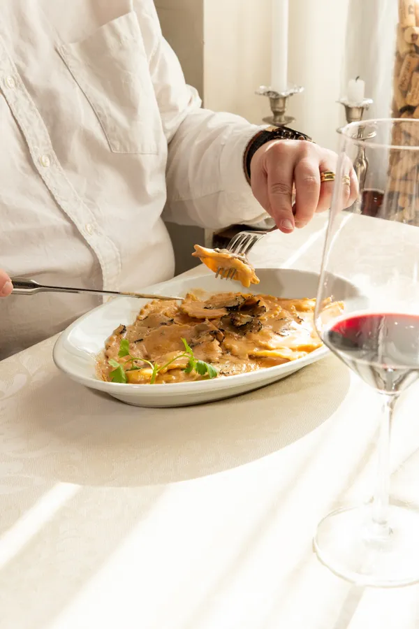 Gast geniesst Trüffel Ravioli im Restaurant Grotto Reale Zürich