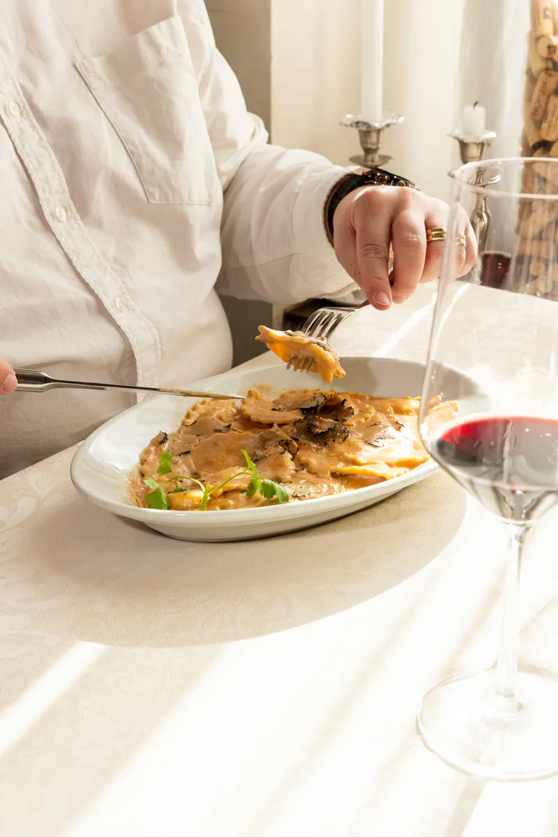 Gast geniesst Trüffel Ravioli im Restaurant Grotto Reale Zürich