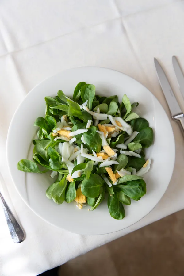 Nüsslisalat mit Ei im Grotto Reale Zürich
