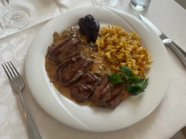 Rehschnitzel mit Pilzen, Rahmsauce und Spätzli im Grotto Reale Zürich