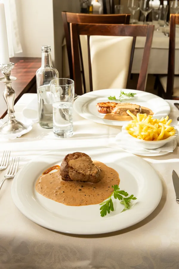 Rindsfilet an Pfeffersauce — Restaurant Grotto Reale Zürich