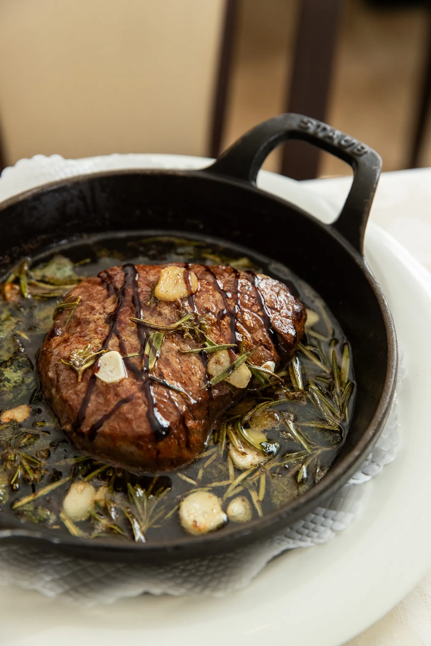 Rindsfilet im Pfännli mit Knoblauch und Rosmarin — Restaurant Grotto Reale Zürich