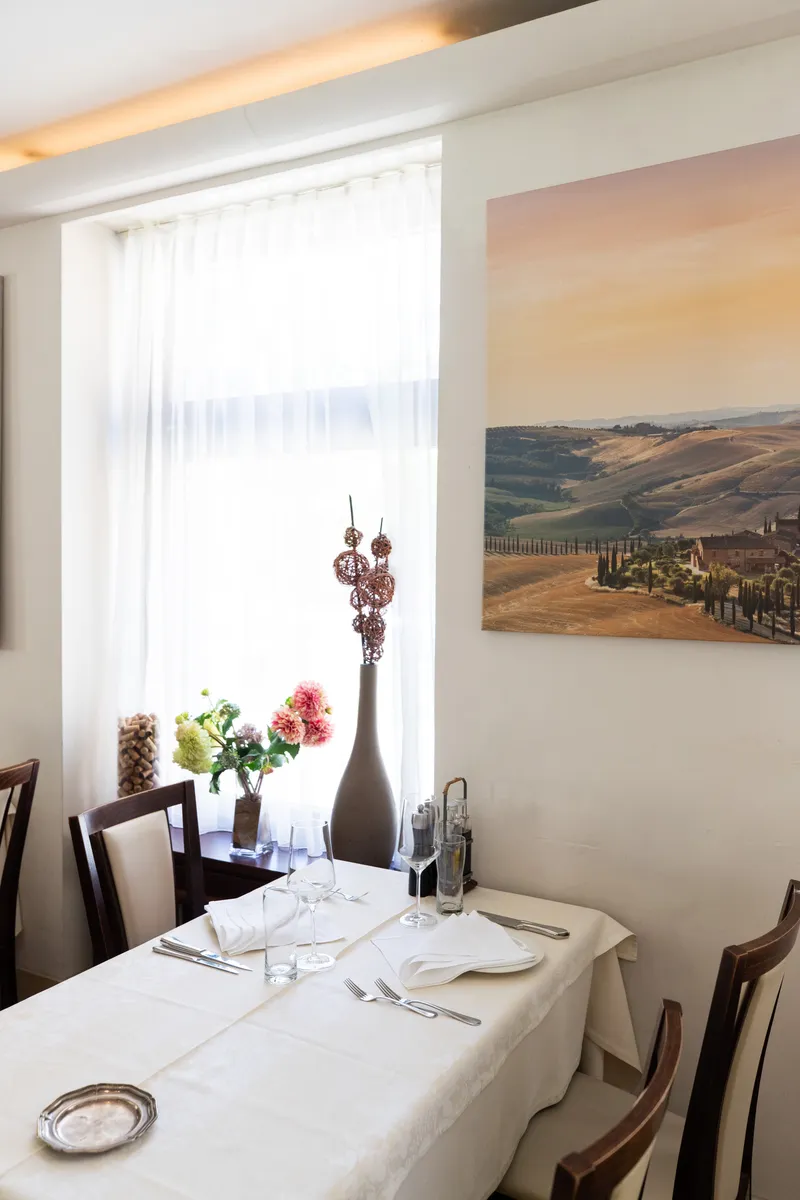 Sitzplätze mit Wandbild im Restaurant Grotto Reale Zürich