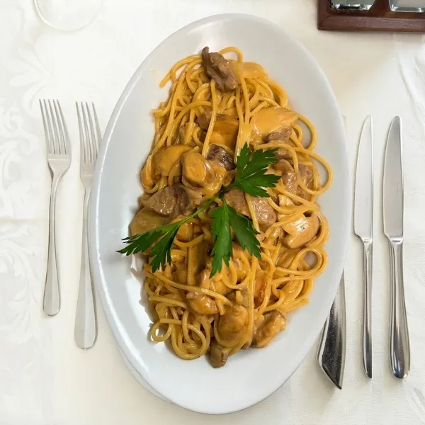 Spaghetti Grotto mit Kalbfleisch und Steinpilzen — Restaurant Grotto Reale Zürich