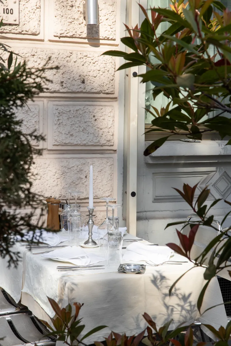 Tisch mit Kerze auf der Terrasse des Grotto Reale am Abend