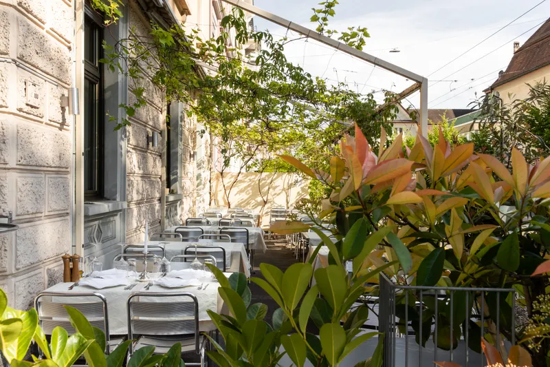 Terrasse und Aussenbereich des Restaurant Grotto Reale Martastrasse Zürich