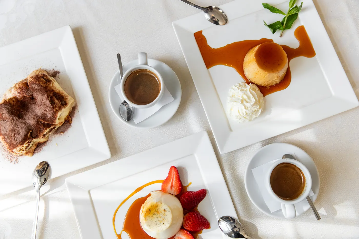 Hausgemachte Desserts im Restaurant Grotto Reale Zürich — Tiramisu, Panna Cotta, Caramelköpfli