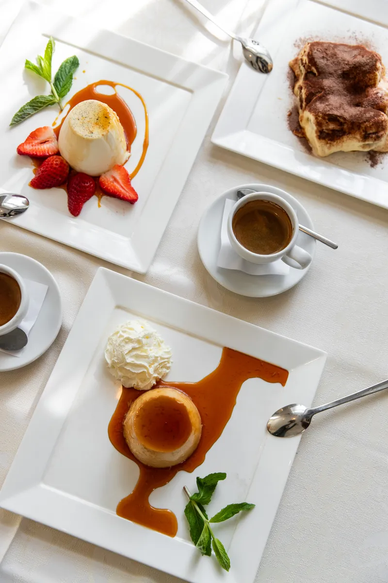 Tisch von oben mit Dessert und Espresso — Grotto Reale Zürich Wiedikon